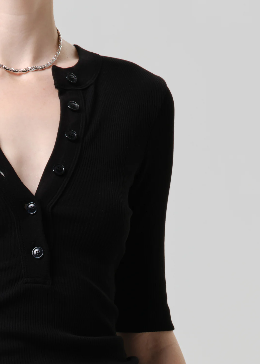 Nali Short Sleeve Henley in Black - Image 4
